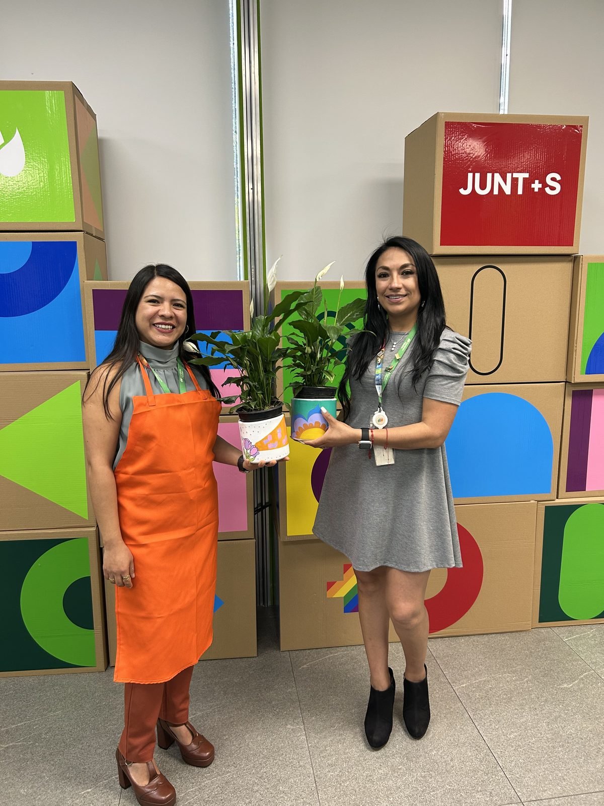 Participantes de Iberdrola mostrando sus macetas personalizadas