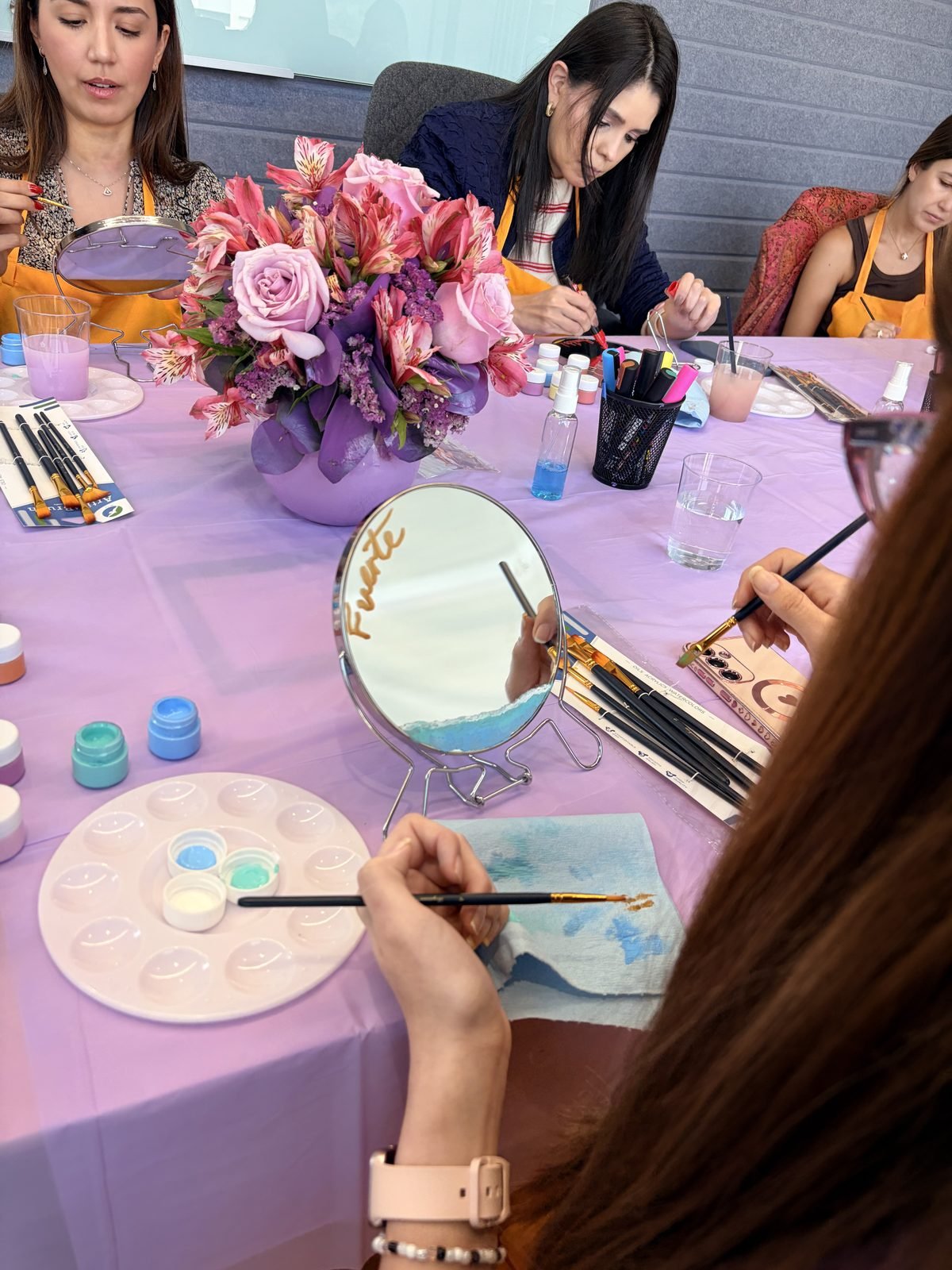 Participantes de Bvlgari pintando durante un taller creativo