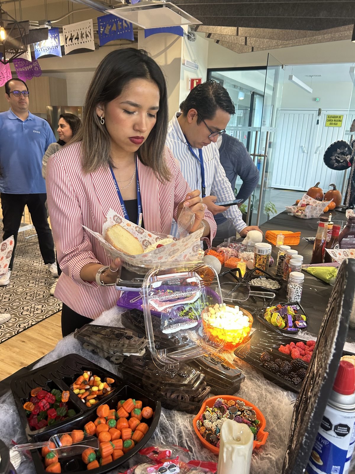 Participante en una experiencia creativa de celebración