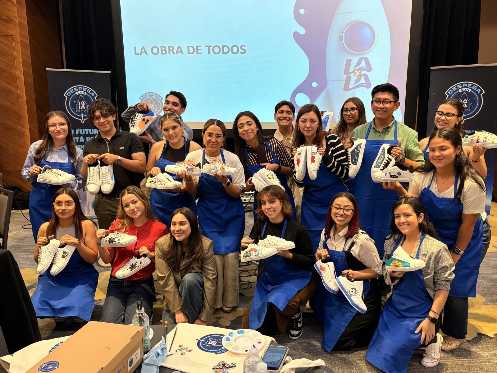 Equipo de Lala mostrando sus sneakers personalizados